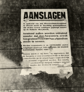 123174 Afbeelding van het aangeplakte affiche te Utrecht dat waarschuwt voor de door de bezetter te nemen maatregelen ...